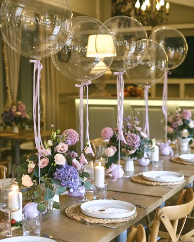 dekoracyjne-balony-na-imprezie-w-restauracji