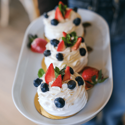 deser-beza-z-truskawkami