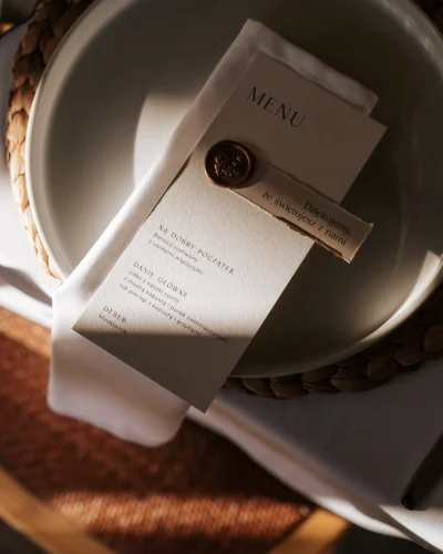 elegancka-papeteria-menu-na-talerzu