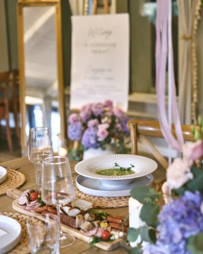 imprezy-okolicznosciowe-udekorowany-stol