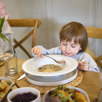 maly-chlopiec-podczas-jedzenia-zupy