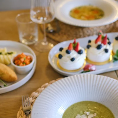 pieknie-podane-dania-wielkanocne-na-stole-krem-zupa