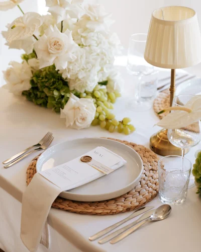 pieknie-przygotowany-stol-w-restauracji