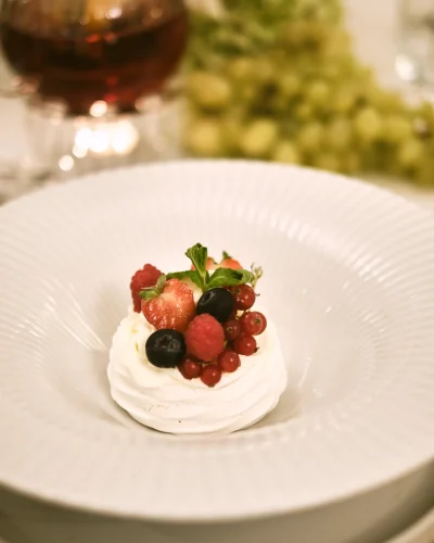 pysznie-podana-beza-z-owocami