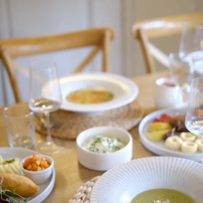 rodzinny-stol-z-daniami-wielkanocnymi